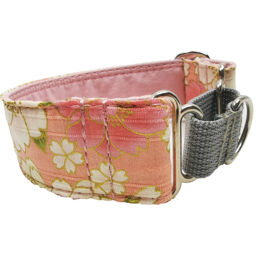 Hundehalsband Lederhalsband Paracord Zugstopp-Halsband Martingale Hundeleine Leine Lederleine Fettlederleine breites Halsband Klickverschluss Rollschnalle Ersatzbezug Flocke Hundebett Cosybed Hyggebed Donut Hundebett Flocke hundeschlafsack Hundedecke Hund Hunde Windhund luxus elegant exklusiv bequem handmade in Deutschland NRW gepolstert Softshell Brokat Dackel Dalmatiner Rhodesian Ridgeback Vizla Podenco Galgo Jagdhund Terrier Bulldogge OEB Frenchie Saluki Barsoi Labrador Cocker Spaniel Japan