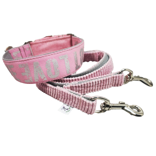 Hundehalsband Lederhalsband Paracord Zugstopp-Halsband Martingale Hundeleine Leine Lederleine Fettlederleine breites Halsband Klickverschluss Rollschnalle Ersatzbezug Flocke Hundebett Cosybed Hyggebed Donut Hundebett Flocke hundeschlafsack Hundedecke Hund Hunde Windhund luxus elegant exklusiv bequem handmade in Deutschland NRW Schriftzug LOVE rosa cord gepolstert