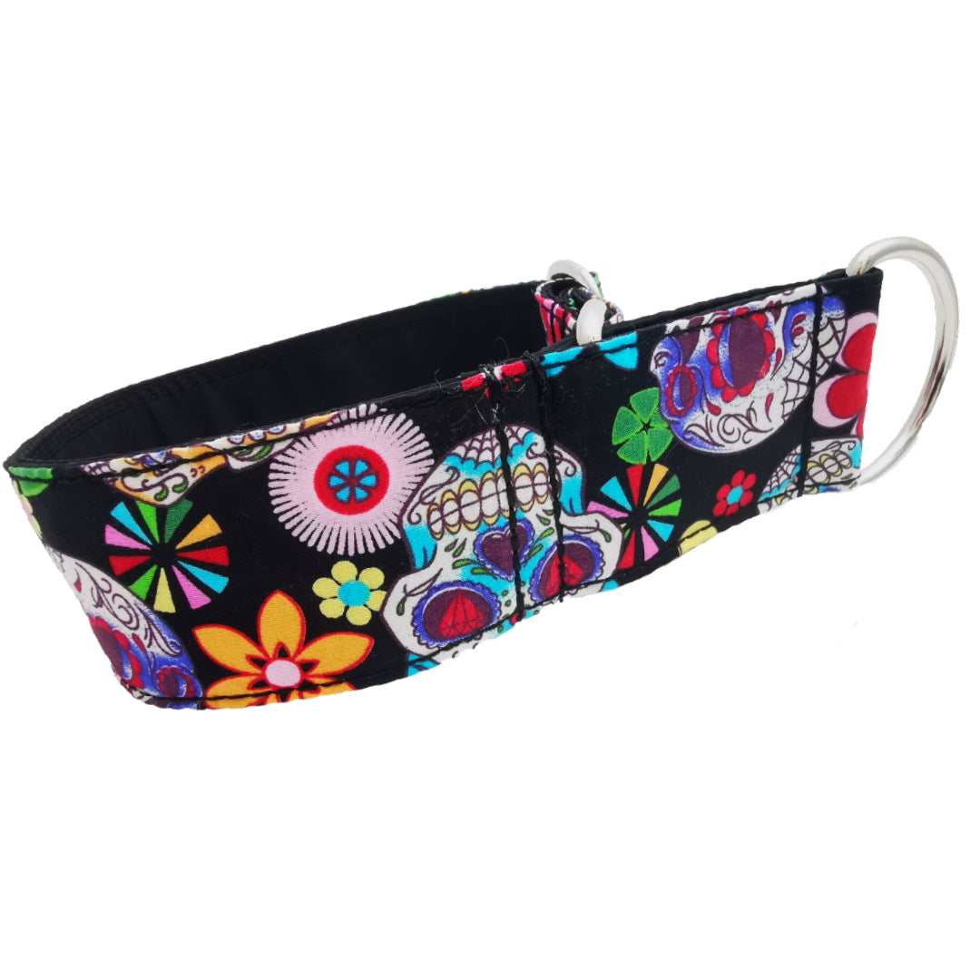 Hundehalsband Lederhalsband Paracord Zugstopp-Halsband Martingale Hundeleine Leine Lederleine Fettlederleine breites Halsband Klickverschluss Rollschnalle Ersatzbezug Flocke Hundebett Cosybed Hyggebed Donut Hundebett Flocke hundeschlafsack Hundedecke Hund Hunde Windhund luxus elegant exklusiv bequem handmade in Deutschland NRW gepolstert Softshell Brokat Dackel Dalmatiner Rhodesian Ridgeback Vizla Podenco Galgo Jagdhund Terrier Bulldogge OEB Frenchie Saluki Barsoi Labrador Cocker Spaniel Totenkopf