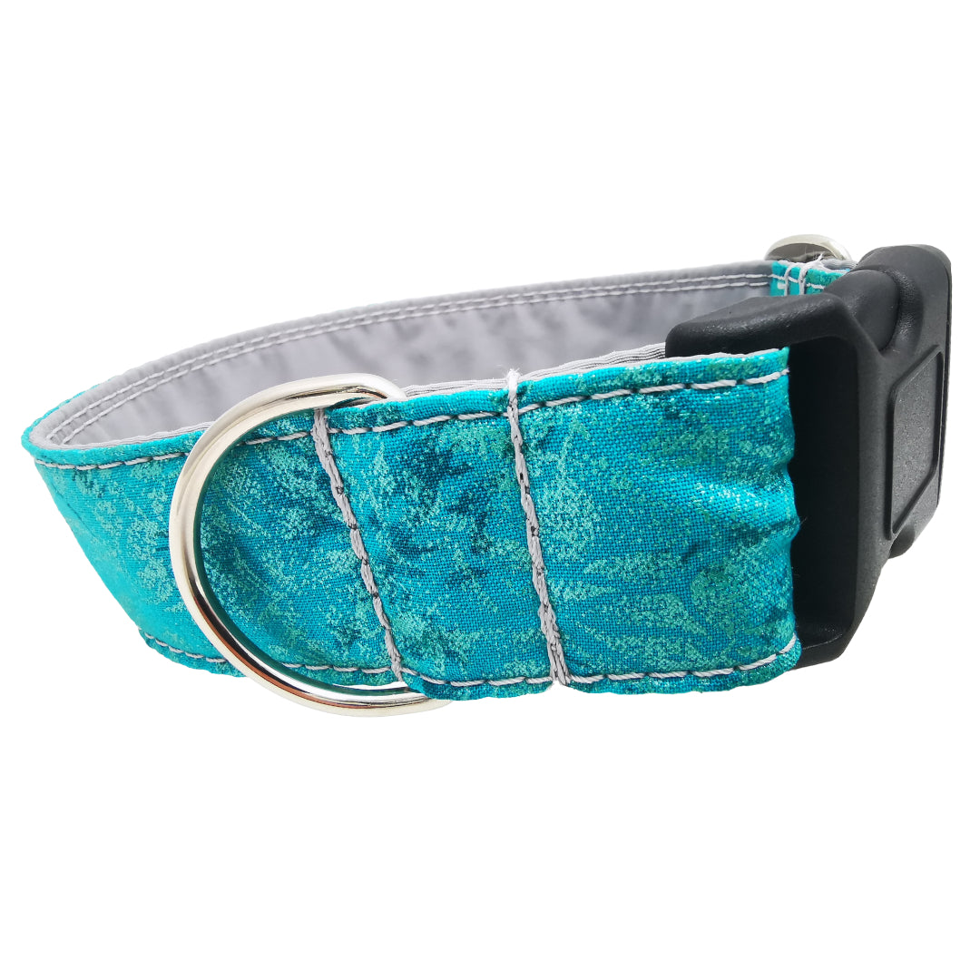 Hundehalsband Lederhalsband Paracord Zugstopp-Halsband Martingale Hundeleine Leine Lederleine Fettlederleine breites Halsband Klickverschluss Rollschnalle Ersatzbezug Flocke Hundebett Cosybed Hyggebed Donut Hundebett Flocke hundeschlafsack Hundedecke Hund Hunde Windhund luxus elegant exklusiv bequem handmade in Deutschland NRW gepolstert Softshell Brokat Dackel Dalmatiner Rhodesian Ridgeback Vizla Podenco Galgo Jagdhund Terrier Bulldogge OEB Frenchie Saluki Barsoi Labrador Cocker Spaniel glitzer türkis