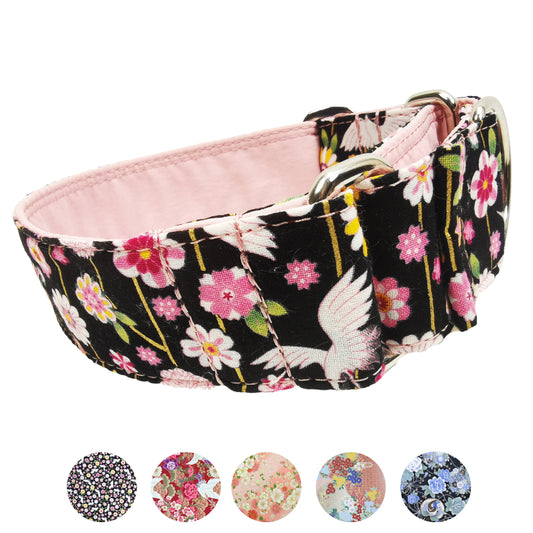 Hundehalsband Lederhalsband Paracord Zugstopp-Halsband Martingale Hundeleine Leine Lederleine Fettlederleine breites Halsband Klickverschluss Rollschnalle Ersatzbezug Flocke Hundebett Cosybed Hyggebed Donut Hundebett Flocke hundeschlafsack Hundedecke Hund Hunde Windhund luxus elegant exklusiv bequem handmade in Deutschland NRW gepolstert Softshell Brokat Dackel Dalmatiner Rhodesian Ridgeback Vizla Podenco Galgo Jagdhund Terrier Bulldogge OEB Frenchie Saluki Barsoi Labrador Cocker Spaniel Japan
