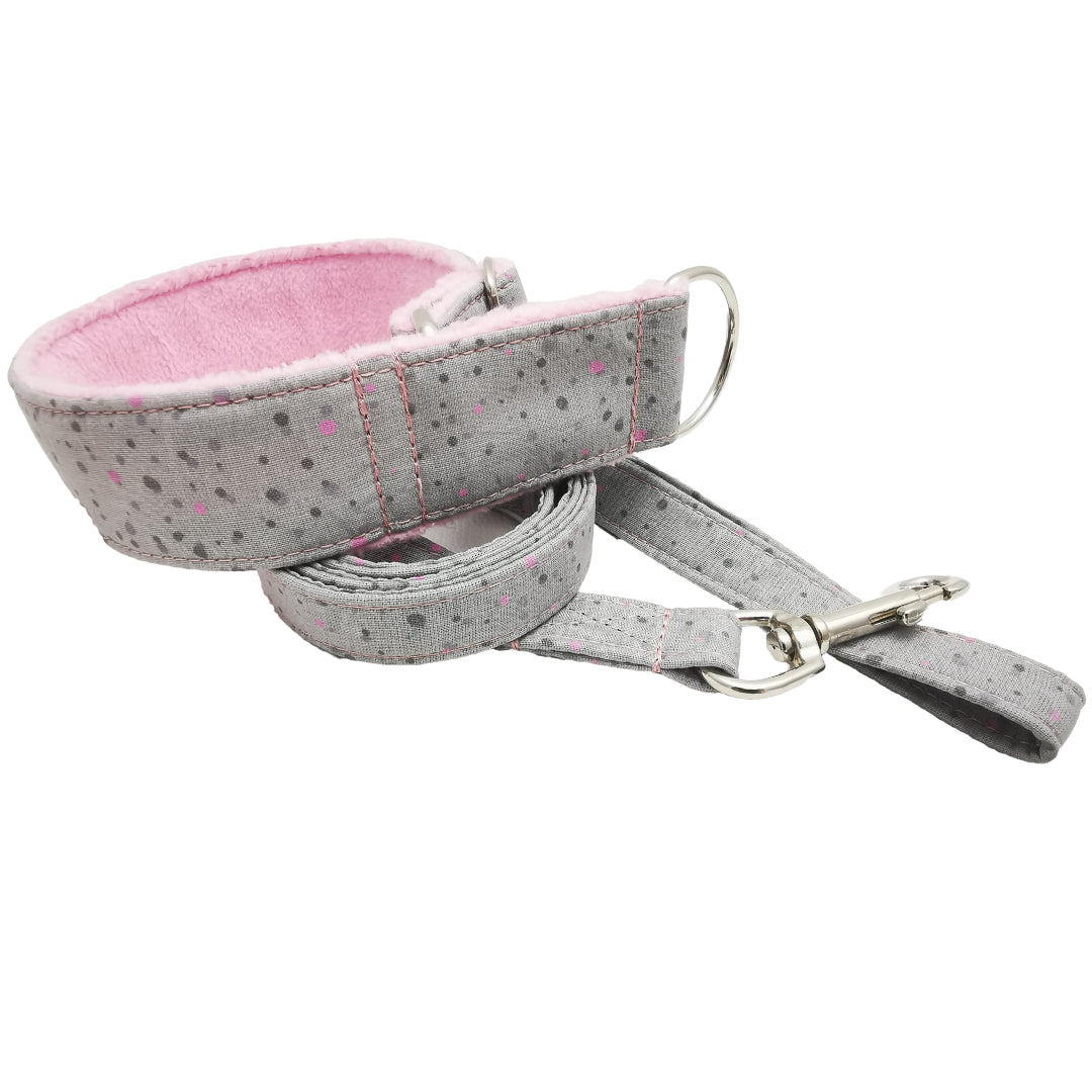 Hundehalsband Lederhalsband Paracord Zugstopp-Halsband Martingale Hundeleine Leine Lederleine Fettlederleine breites Halsband Klickverschluss Rollschnalle Ersatzbezug Flocke Hundebett Cosybed Hyggebed Donut Hundebett Flocke hundeschlafsack Hundedecke Hund Hunde Windhund luxus elegant exklusiv bequem handmade in Deutschland NRW gepolstert Softshell Brokat Dackel Dalmatiner Rhodesian Ridgeback Vizla Podenco Galgo Jagdhund Terrier Bulldogge OEB Frenchie Saluki Barsoi Labrador Cocker Spaniel Punkte