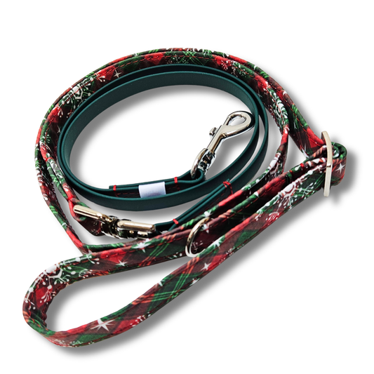 individuell verstellbare Hundeleine kombiniert mit BioThane und Gurtband im weihnachtlichen Design, Christmas is comming soon, XMAS Hundehalsband und Hundeleine, Halsband und Leine mit Schneeflocken, Sofortkauf Hundehalsband, Sofortkauf Hundeleine von Angy's DogDesign
